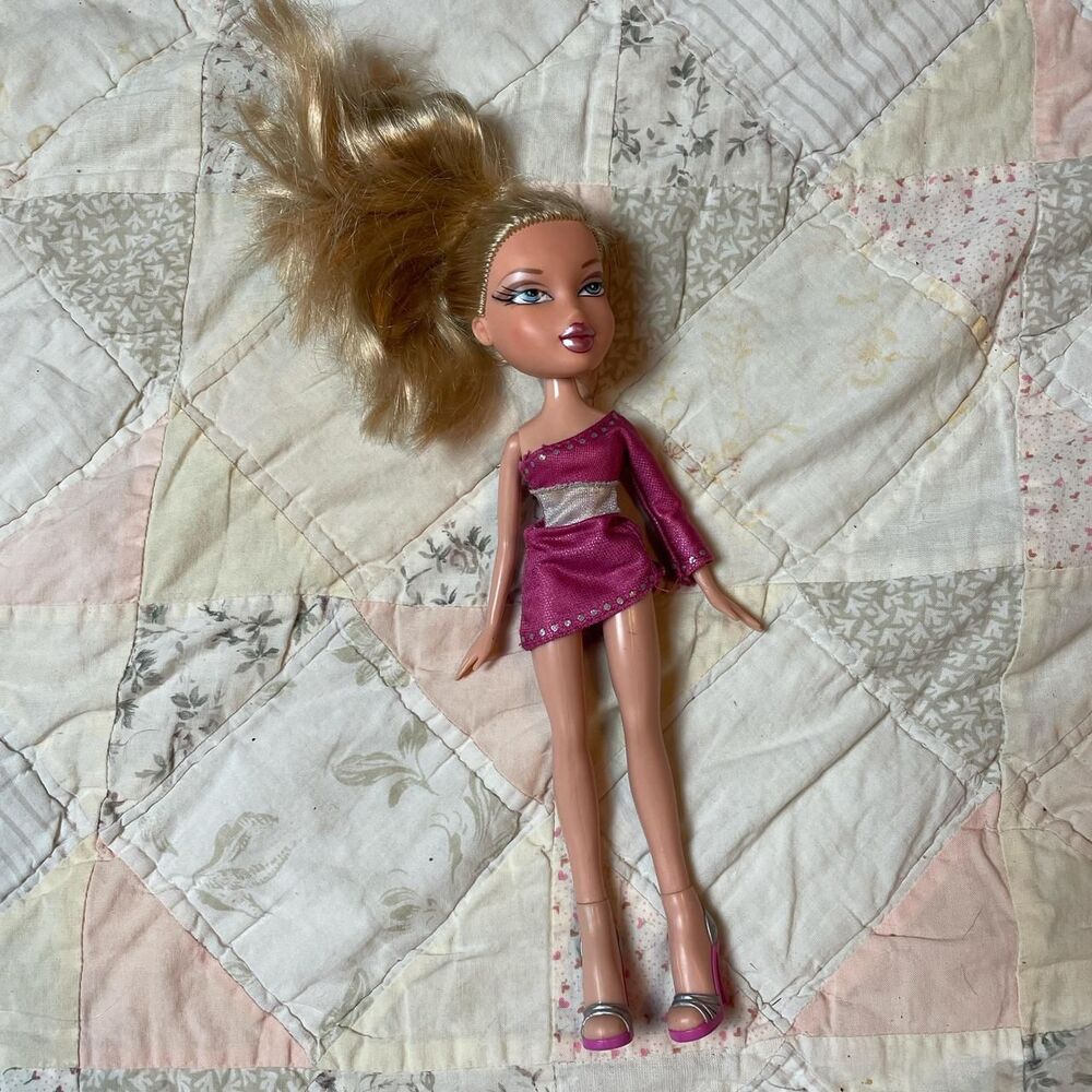 bratz doll cloe with blue eyes and pink y2k outfit MGA entertainment 2001